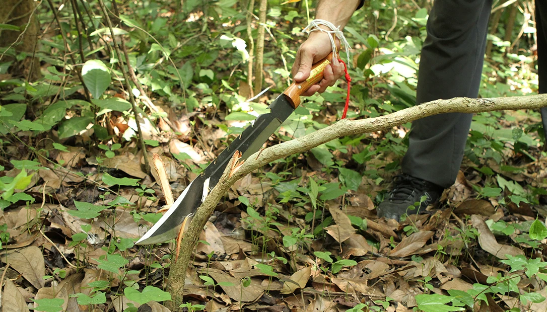E-Nep and E-Toh knives, Thailand&rsquo;s iconic chopping blades, displayed in a bustling Ayutthaya market.
